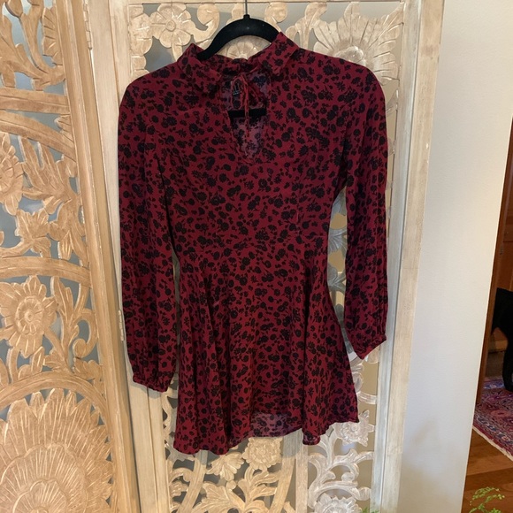 Forever 21 Tops - Burgundy floral keyhole collared tunic dress